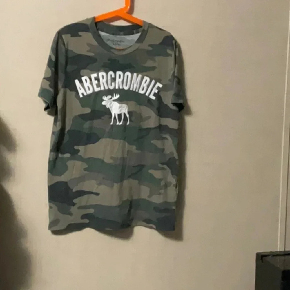 💥3/$10 Abercrombie Camouflage T shirt Size 13/14  Chest 34"  Length  24"  Moose